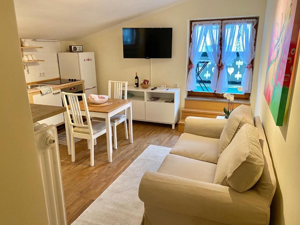 un soggiorno con divano e tavolo di Ferienwohnung Giacomelli 3 a Rottach-Egern