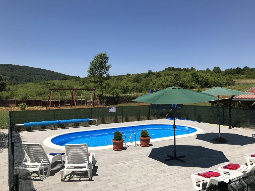 Πισίνα στο ή κοντά στο Charming Apartment in Oštarski Stanovi - Terrace