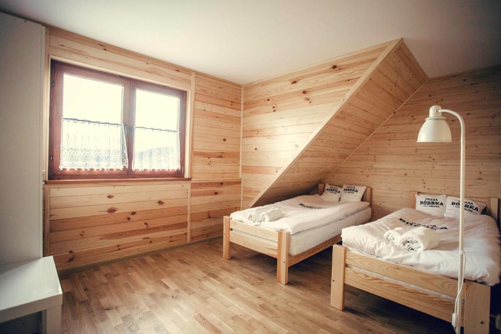Postel nebo postele na pokoji v ubytování Osada Bóbrka nad Soliną
