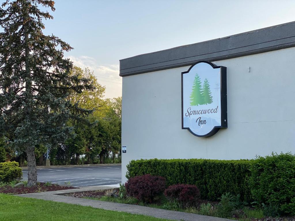 un panneau sur le côté d'un bâtiment dans l'établissement Sprucewood Inn, à Elyria