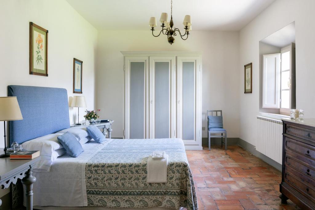 A bed or beds in a room at Chiarentana di Donata Origo