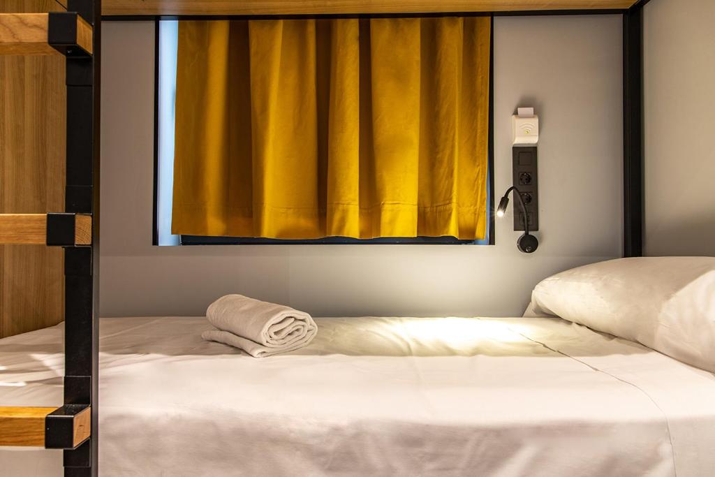 Postel nebo postele na pokoji v ubytování Petit Hostel La Latina