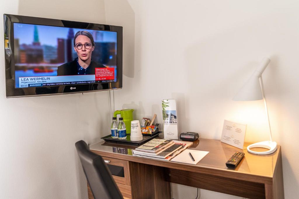 TV a/nebo společenská místnost v ubytování Bernstorff Castle Hotel