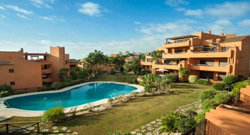 una imagen de una villa con piscina en Nueva Galera, en Estepona