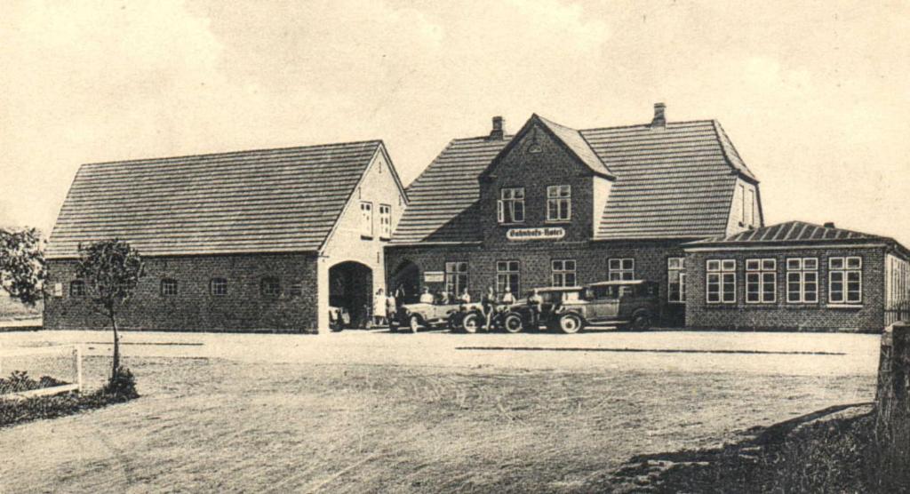 ein altes Schwarz-Weiß-Foto eines Hauses in der Unterkunft Überfahrt vor Sylt in Klanxbüll