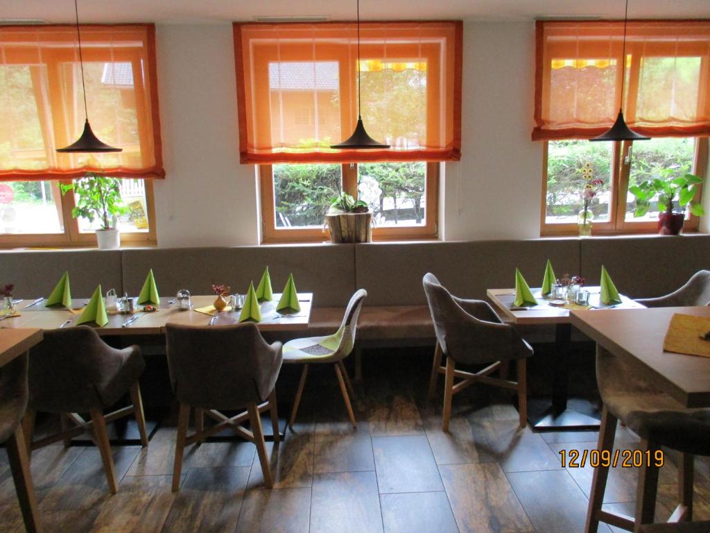 Reštaurácia alebo iné gastronomické zariadenie v ubytovaní Aparthotel Garni Schranz