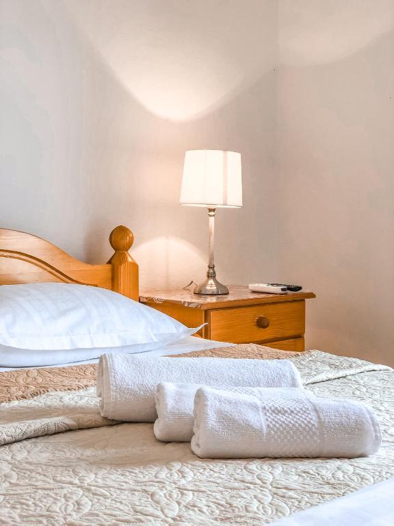 سرير أو أسرّة في غرفة في Vila Adriatik