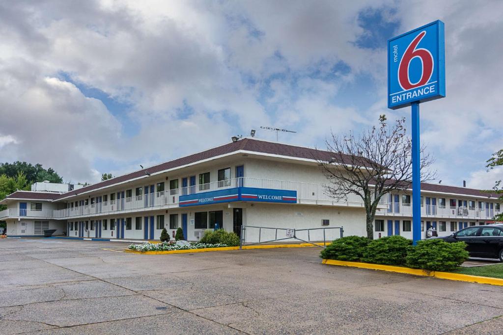 een gebouw met een bord ervoor bij Motel 6 Fredericksburg, Va - North in Fredericksburg