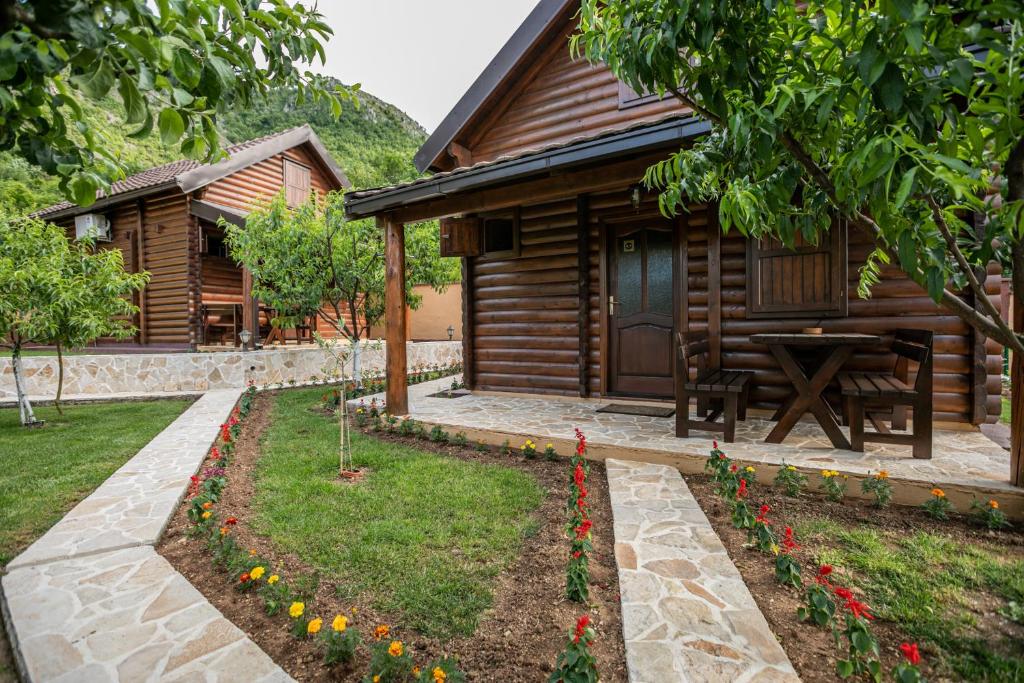 Zahrada ubytování Ethno Lodge AB