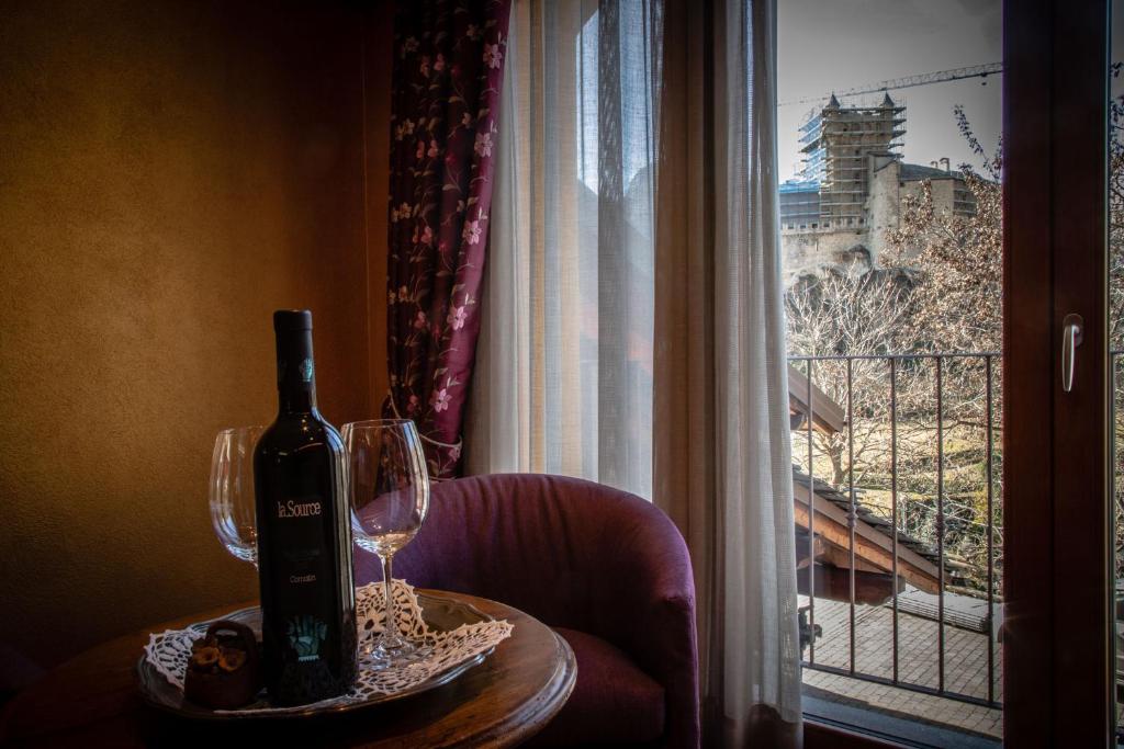 una botella de vino sentada en una mesa junto a una ventana en Wine-Farm La Source en Saint-Pierre