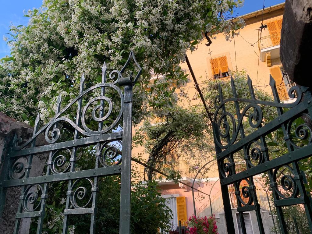 un cancello di ferro nero di fronte a un edificio di Casa Righetti a La Spezia