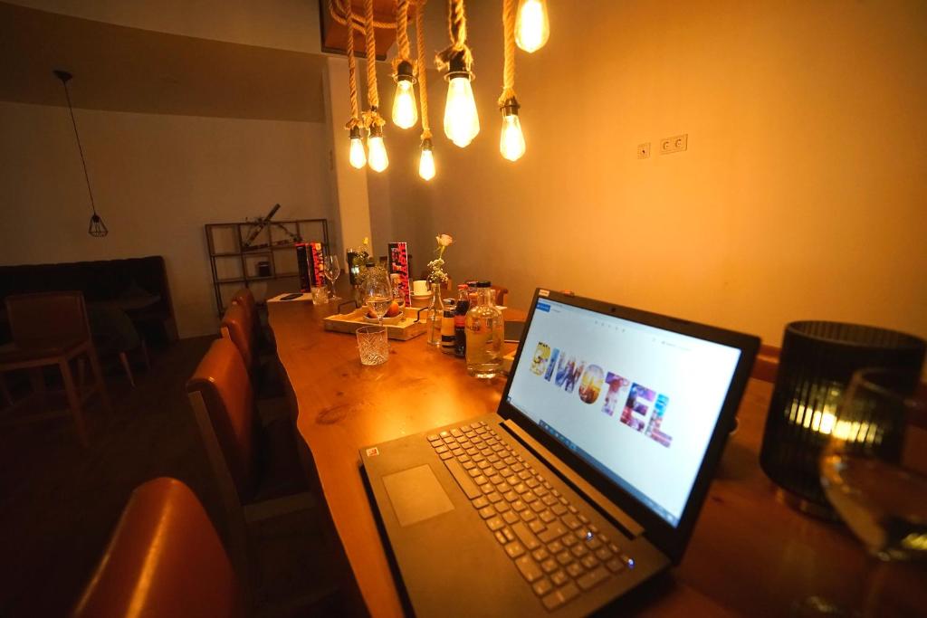 TV a/nebo společenská místnost v ubytování DIWOTEL by Trip Inn Frankfurt Airport Dreieich