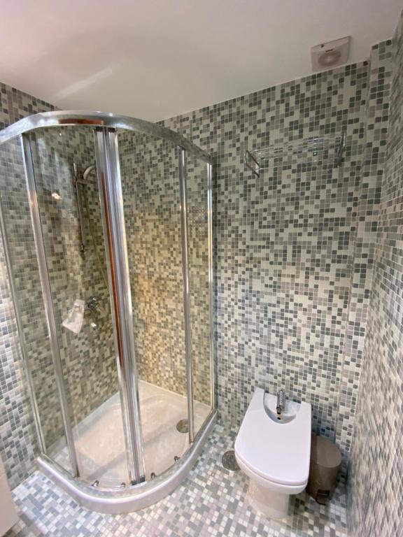 A bathroom at Marfolín 20
