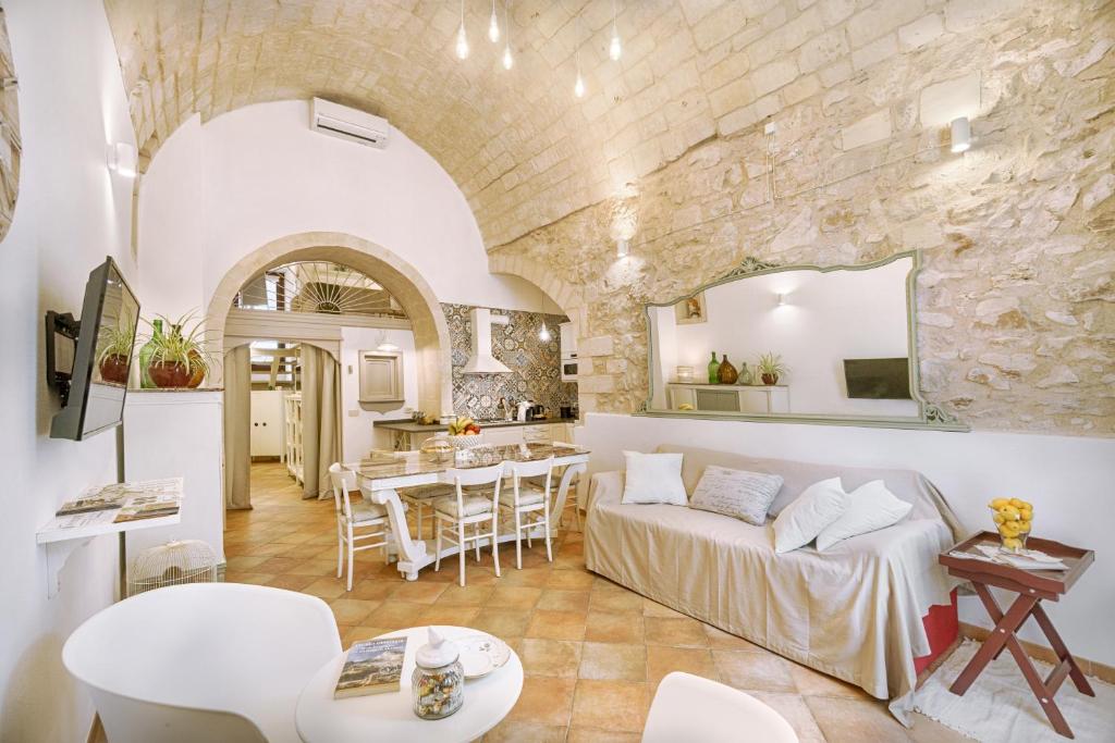 a living room with a couch and a table at Mario Leggio 83, gocce di Sicilia in Ragusa