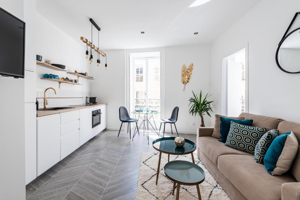un salon avec un canapé et une table dans l'établissement 26 MASSENA - Moderne 2 pieces - ZONE PIETONNE, à Nice