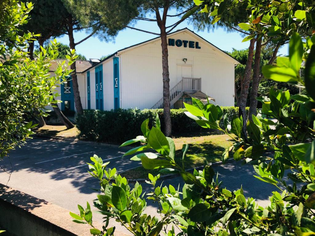 Zahrada ubytování HALT HOTEL - Choisissez l'Hôtellerie Indépendante