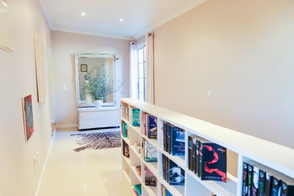 korytarz z półkami na książki w obiekcie Elegant Apartment in Levada Grande + Terrace + 120 m² w mieście Lanceiros