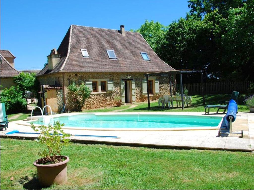 Saint-AlvèreにあるMaison d'une chambre avec piscine privee jardin amenage et wifi a Sainte Alvereの家の前にスイミングプールがある家