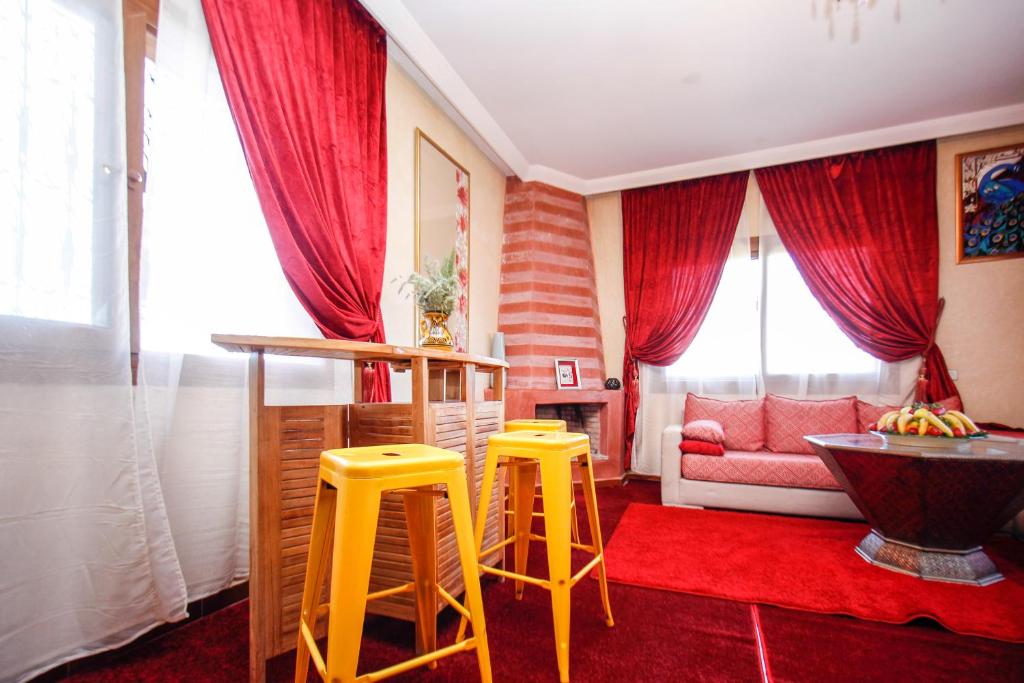 Posezení v ubytování Kasbah Ait Oumghar