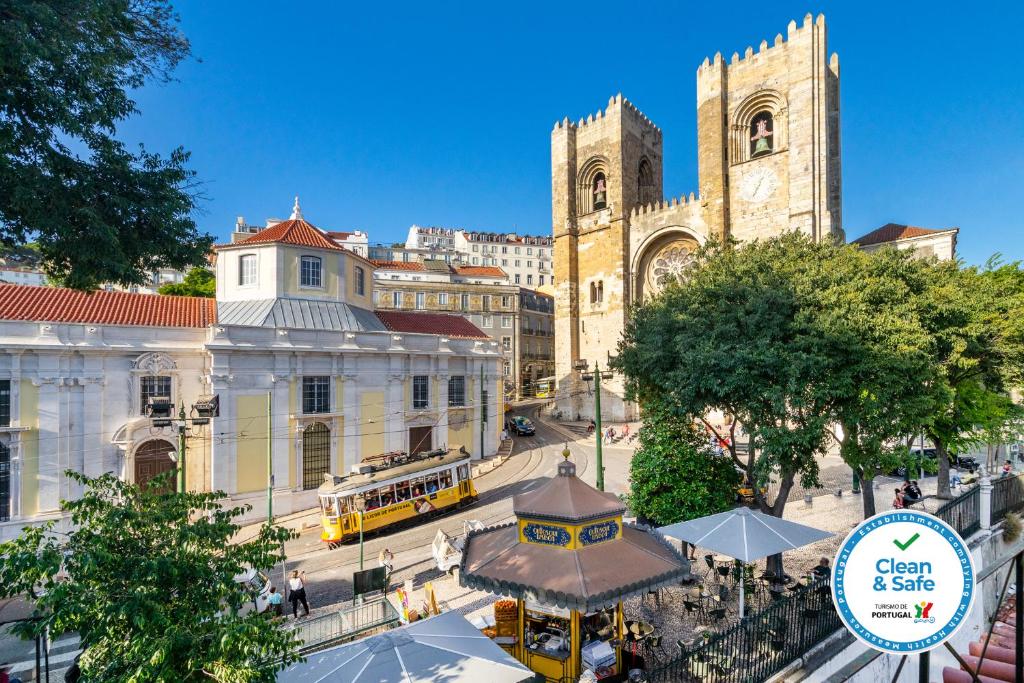 Blick auf eine Stadt mit einer Kirche und einer Straße in der Unterkunft WHome | Sé Skyline Apartment in Lissabon
