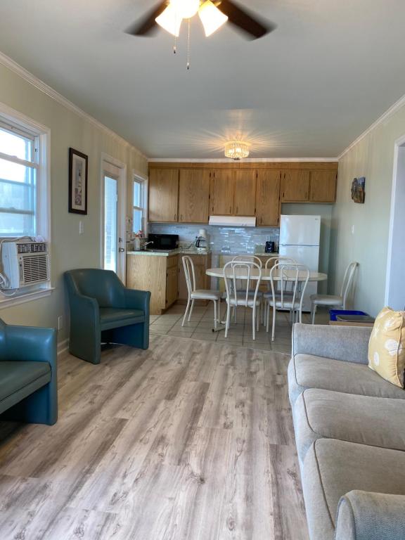Kuchyň nebo kuchyňský kout v ubytování Rio Motel and Suites Wildwood Beach & Boardwalk