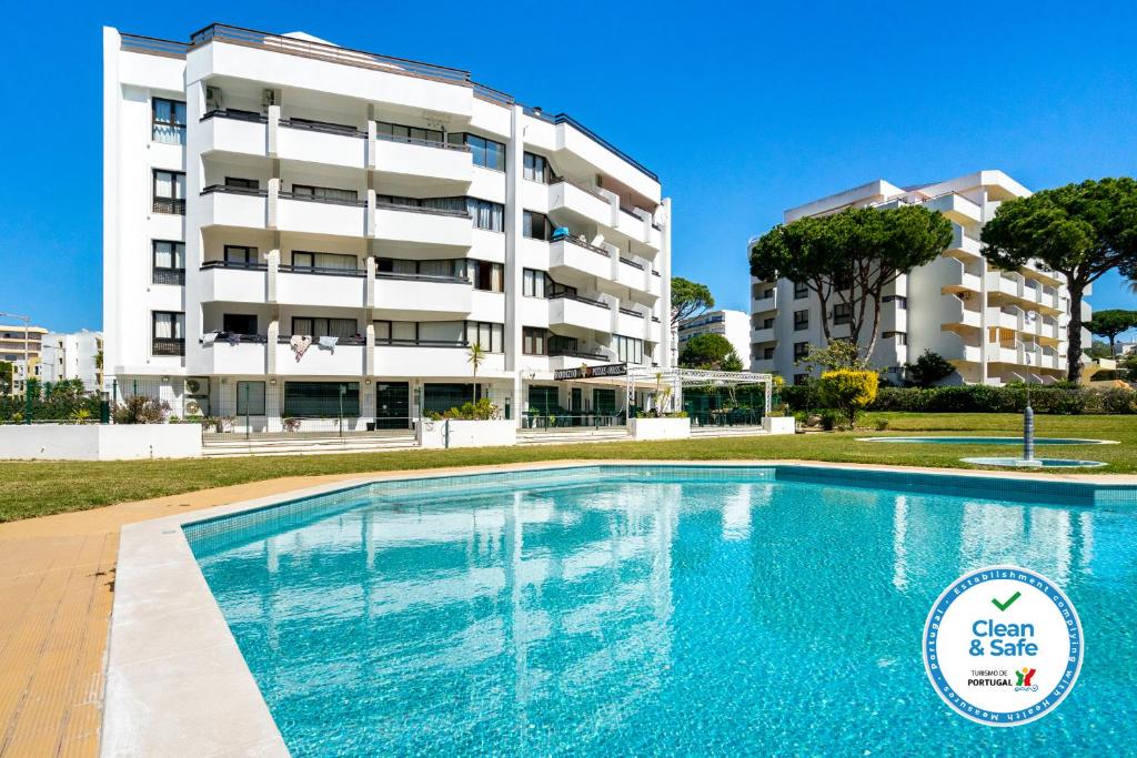 een zwembad voor een gebouw bij WHome | Vilamoura Sunny Apartment in Quarteira