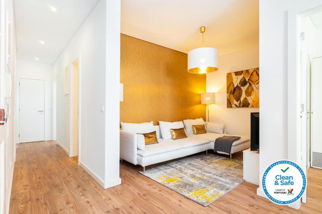 ein Wohnzimmer mit einem Sofa und einem Tisch in der Unterkunft WHome | Golden Premium Apartment in Lissabon