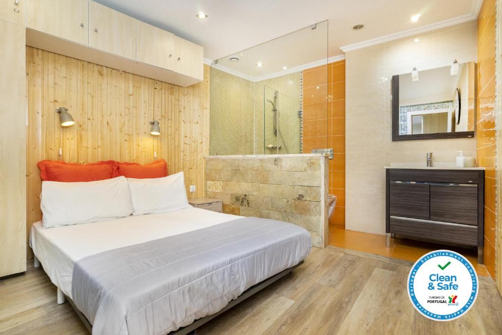 リスボンにあるModern Alfama Studioのベッドルーム1室(ベッド1台、シャワー、バスルーム付)
