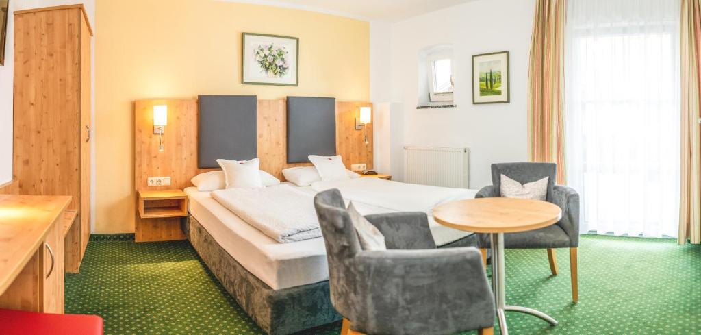 Postel nebo postele na pokoji v ubytování Hotel Steffl Garni inkl Chiemgau Karte