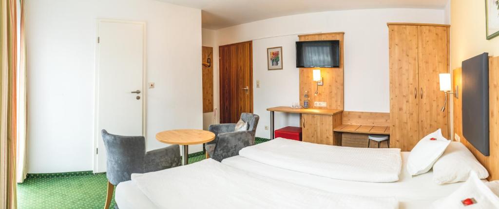 Postel nebo postele na pokoji v ubytování Hotel Steffl Garni inkl Chiemgau Karte