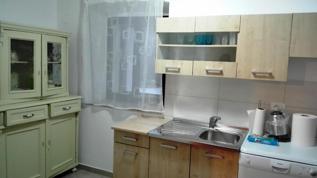 kuchnia ze zlewem i blatem w obiekcie House Mergi 2 w mieście Pomer