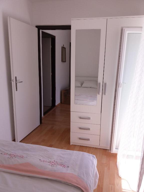 Łóżko lub łóżka w pokoju w obiekcie House Mergi 2