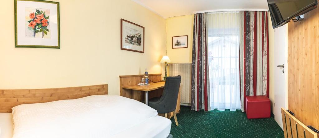 Postel nebo postele na pokoji v ubytování Hotel Steffl Garni inkl Chiemgau Karte