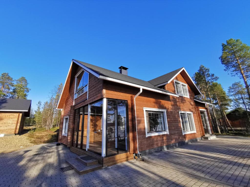 una casa está siendo construida con ventanas de cristal en Autumn Leaf Ivalo, en Ivalo