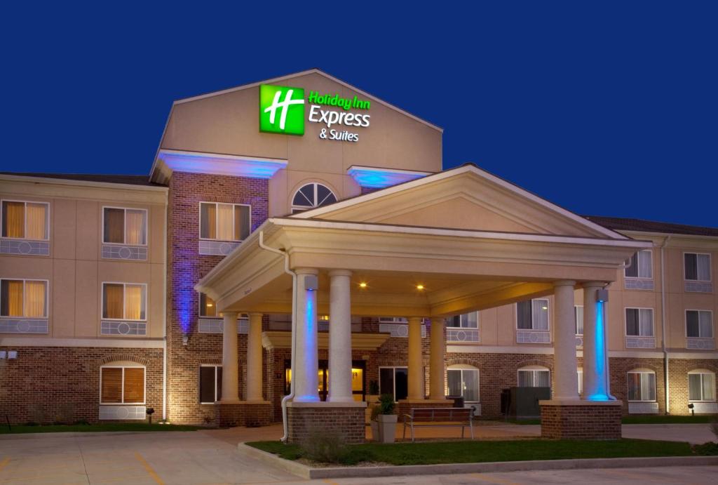 a front view of a hotel with a gazebo at Holiday Inn Express & Suites Jacksonville, an IHG Hotel in South Jacksonville