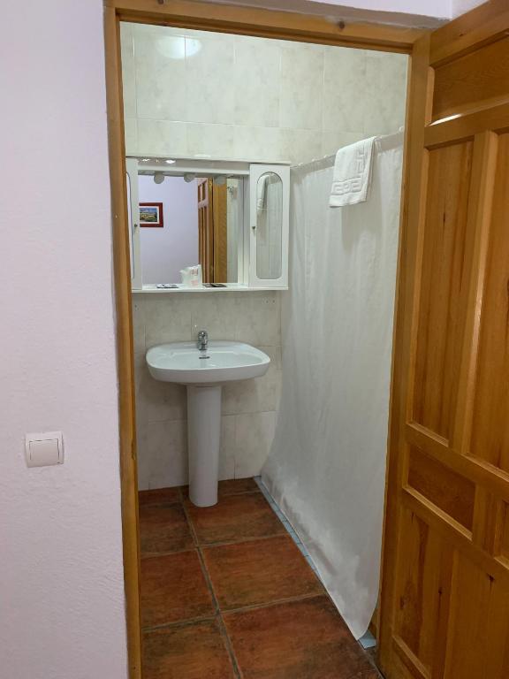 Koupelna v ubytování Hostal Atalaya en Capileira CB