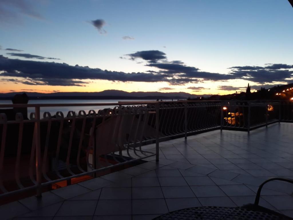 un coucher de soleil depuis le pont d'un navire de croisière dans l'établissement Vesna Rooms, à Crikvenica