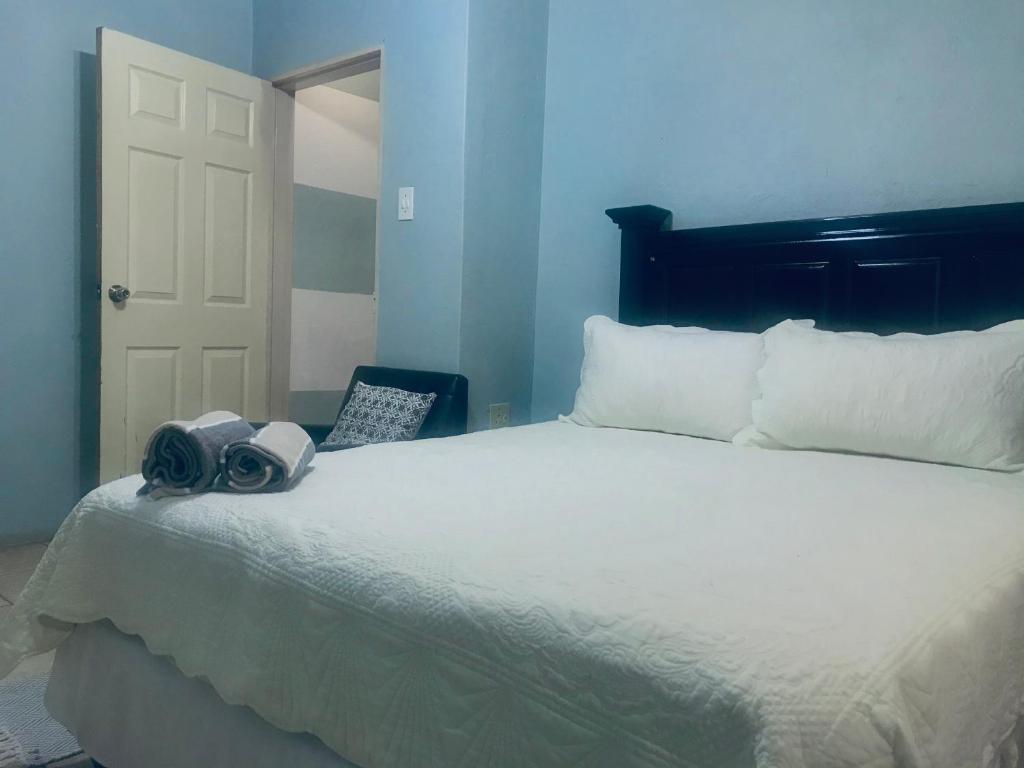 Rúm í herbergi á Ankuweni Guest house