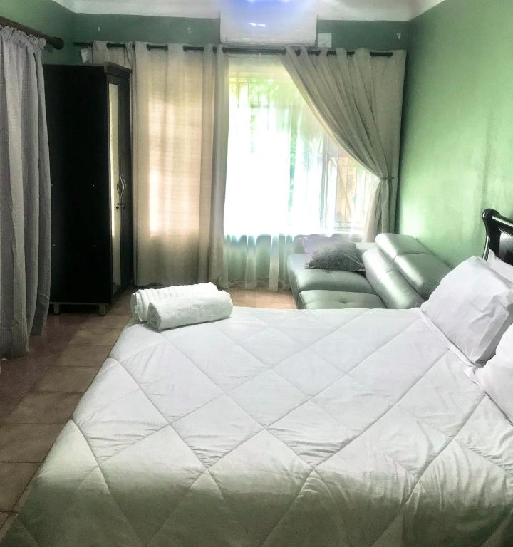 Rúm í herbergi á Ankuweni Guest house