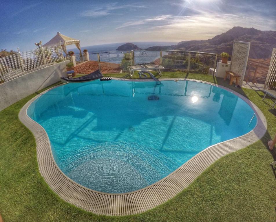una gran piscina en la parte superior de un edificio en Casa Siciliano en Isquia