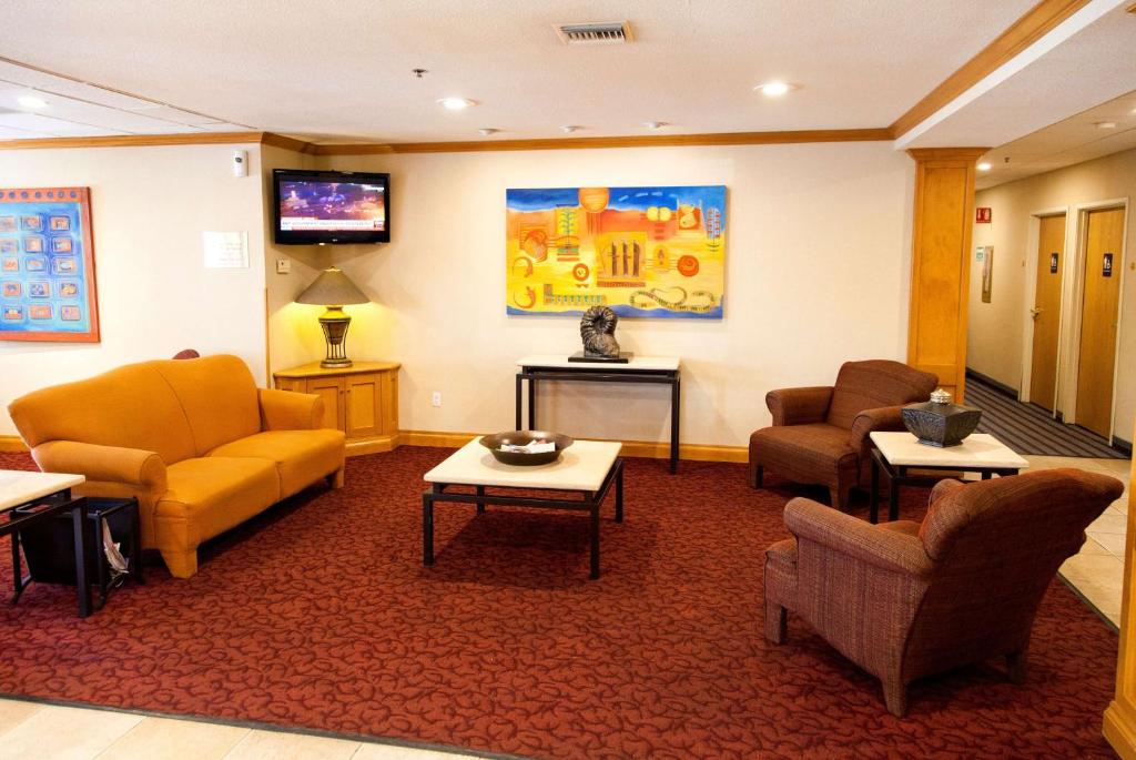 TV a/nebo společenská místnost v ubytování Microtel Inn & Suites by Wyndham Chihuahua