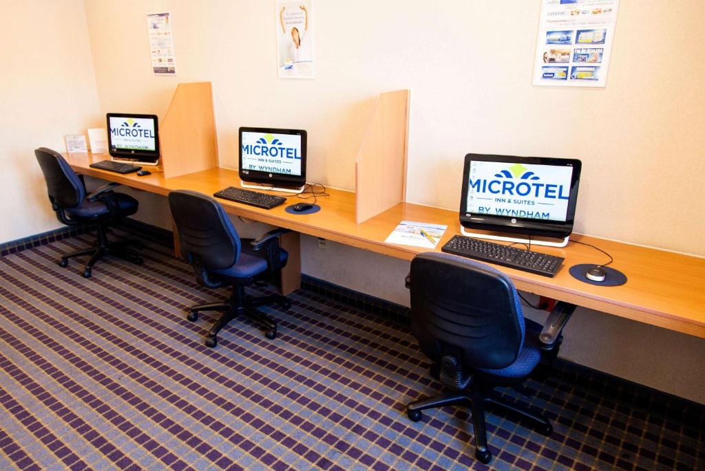 TV a/nebo společenská místnost v ubytování Microtel Inn & Suites by Wyndham Chihuahua