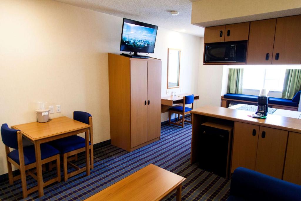 Kuchyň nebo kuchyňský kout v ubytování Microtel Inn & Suites by Wyndham Chihuahua