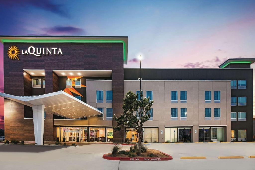 d'un hôtel avec un bâtiment dans l'établissement La Quinta by Wyndham McAllen La Plaza Mall, à McAllen