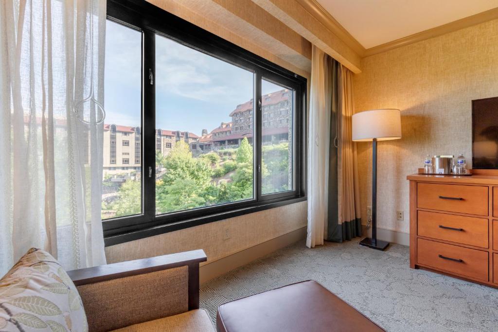 The Omni Grove Park Inn & Spa - Asheville - Ada Roll In Shower Resort RM - 1 Lit King