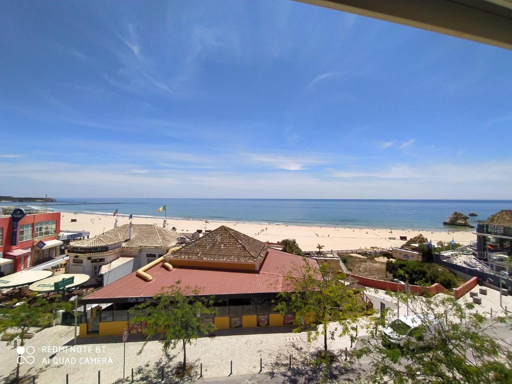 vista su una spiaggia con un edificio e sull'oceano di Sea View a Portimão