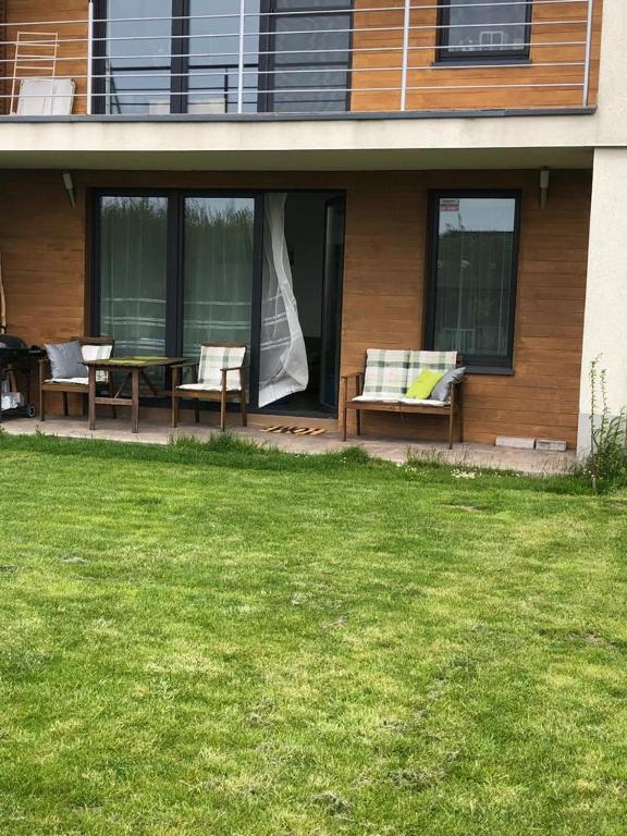 Vonkajšia záhrada v ubytovaní M&K Apartamenty Zielony Zakątek - Sobieszewo