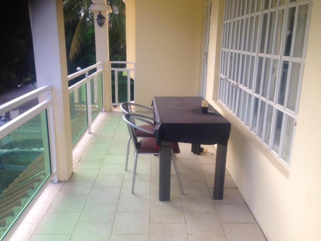 En balkong eller terrasse på 2 bedrooms appartement at Trou aux biches 800 m away from the beach with enclosed garden and wifi