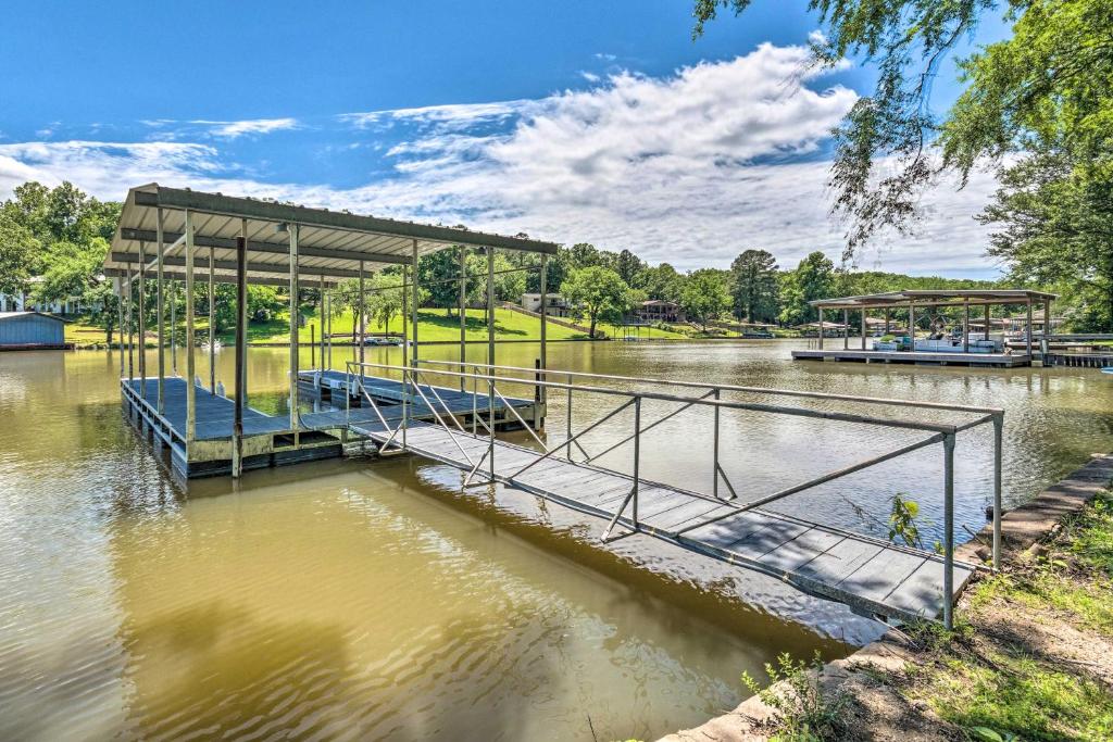 un muelle en un río con barcos en el agua en Lakefront Hot Springs Home with Updated Deck and Dock! en Hot Springs