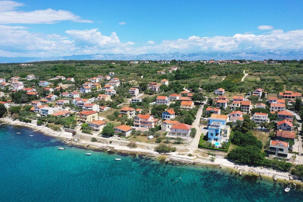een luchtzicht op een resort bij het water bij Apartments Moira i Loli in Kožino